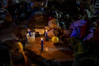 Un altar de peluches, juguetes y otras pertenencias de niños recuperadas entre los escombros de las torres OPP-25 de la Gran Misión Vivienda Venezuela se ha convertido en un espacio de homenaje para las víctimas del doble terremoto de magnitudes 7,2 y 7,5 que devastó el estado La Guaira.
