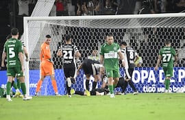 El extremo de Libertad, Alexis Fretes queda tendido en el césped del estadio La Huerta, tras anotar el segundo tanto en el clásico "blanco y negro" y recibir el puñetazo de Gastón Olveira.