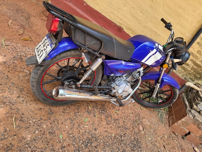 Motocicleta incautada durante el procedimiento.