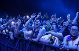 El público disfrutante de uno de los shows en el festival Coachella, que se celebra en Indio, California.