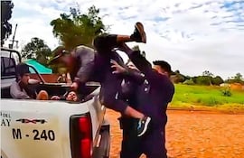 Momento en que los policías arrojan a uno de los aprehendidos a la carrocería de la patrullera.