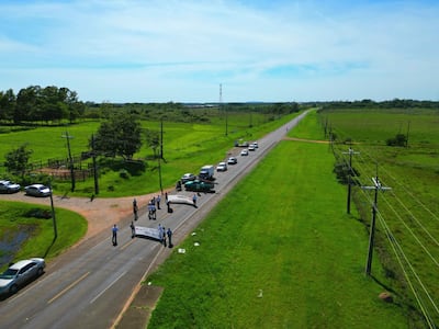 Con el cierre de la ruta Py 01, funcionarios de la ANDE de Misiones, se adhieren a la movilización nacional.