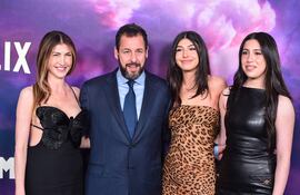 Jackie Sandler, Adam Sandler, Sunny Sandler y Sadie Sandler en la premier de la película de Netflix "Spaceman" en The Egyptian Theatre Hollywood.