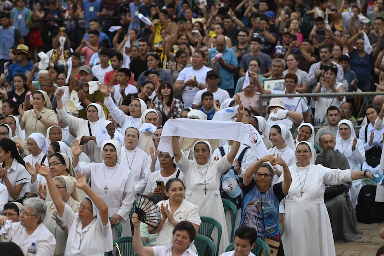 Religiosas de diversas congregaciones que integran la Conferpar asistieron a la misa   presidida por Mons. Claudio Giménez.