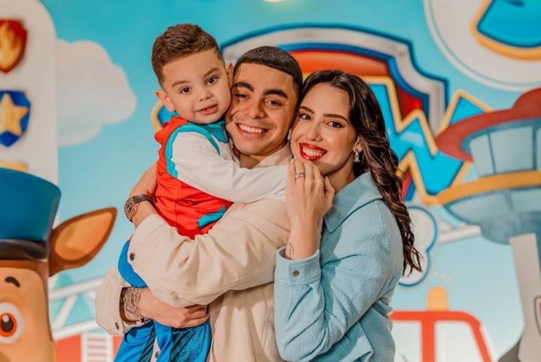 ¡Hermosa familia! Miguel Almirón y Alexia Notto con su hijo Francesco. (Instagram/Alexia Notto)