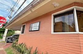 Sede del Juzgado de Paz de Villa Morra, denunciado por una de las víctimas de la mafia de los pagarés, porque pese a que hay una ley vigente que obliga a los jueces de paz a levantar embargos dictados, relacionados a expedientes que no están en los despachos, los jueces no cumplen.