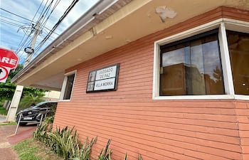 Sede del Juzgado de Paz de Villa Morra, denunciado por una de las víctimas de la mafia de los pagarés, porque pese a que hay una ley vigente que obliga a los jueces de paz a levantar embargos dictados, relacionados a expedientes que no están en los despachos, los jueces no cumplen.