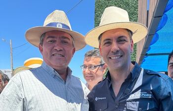 El diputado cartista Leonardo Saiz (izq) con el presidente Santiago Peña.