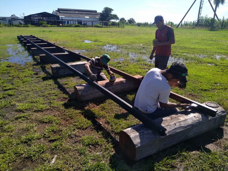 Restauración de parte de las vías del tren, instalada en lo que será el museo a cielo abierto, a cargo de la empresa Atenil SA.