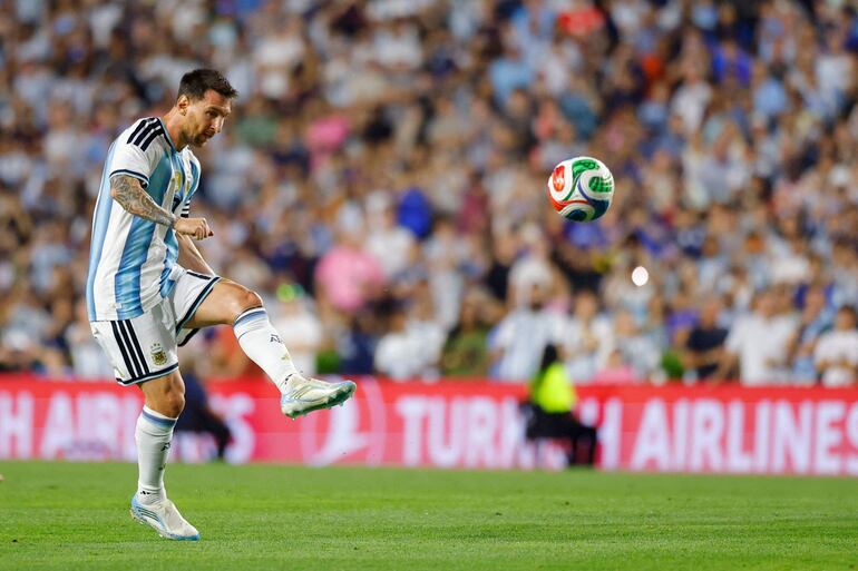 Lionel Messi de Argentina remata durante el partido amistoso internacional entre Argentina e Islandia en el Jordan-Hare Stadium.