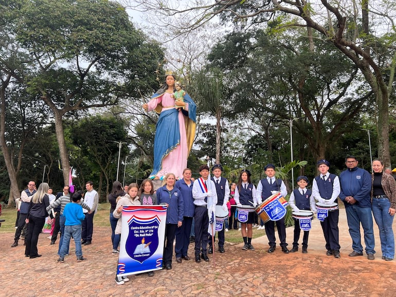 Los alumnos de la Escuela Nacional Doctor Raúl Peña, con sus impecables uniformes, rindieron homenaje a María Auxiliadora durante la tradicional jornada de fe en la comunidad de Cabañas, en Caacupé.