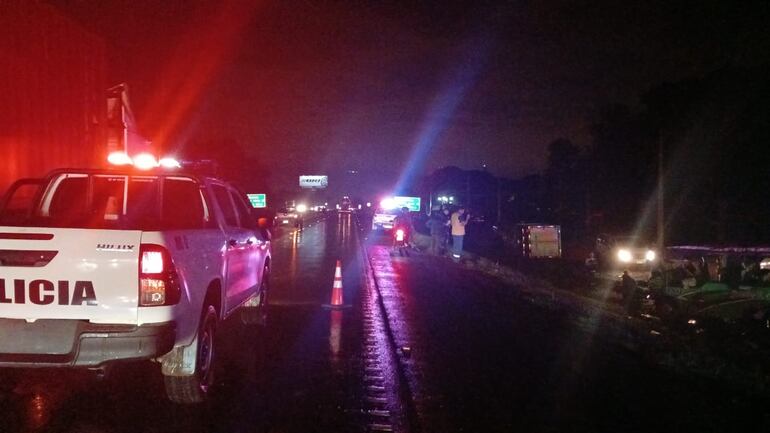 Los dos vehículos volcaron a un costado de la Ruta PY02.