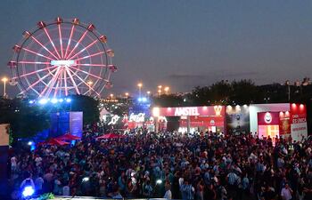 Miles de personas disfrutaron en el Fan Fest de la Copa Sudamericana, en la Costanera de Asunción.