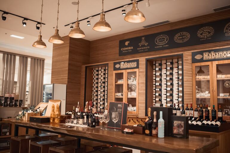 Vinos importados de todo el mundo y habanos forman parte de la exclusiva tienda.