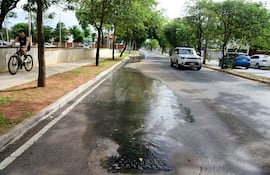 El agua de cloaca se extiende por varias cuadras hasta llegar a la avenida Luis María Argaña.