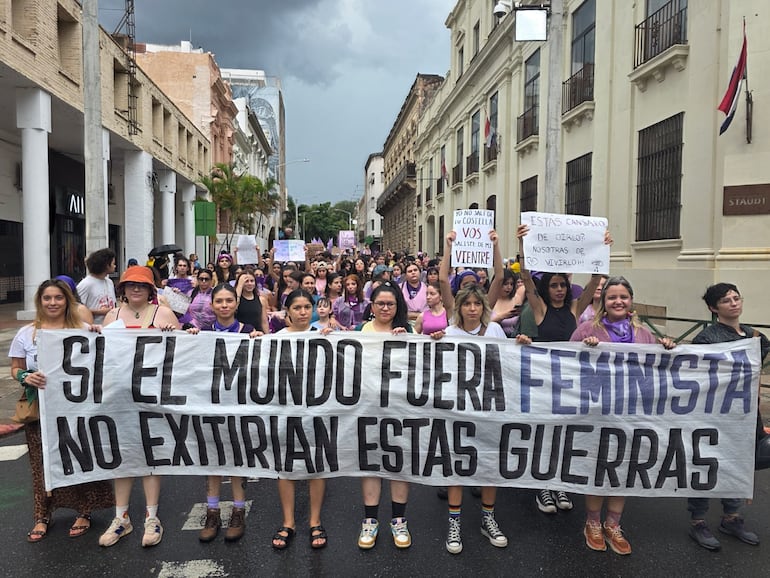 Miles de manifestantes marcharon en las calles de Asunción en el día del 8M. La guerra también fue un tema que el colectivo trajo en la marcha.