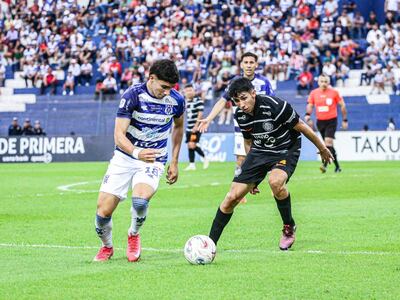 El volante de Sportivo 2 de Mayo, Marcelo Acosta intenta desbordar ante la marca del lateral de Olimpia, Alexis Cantero.