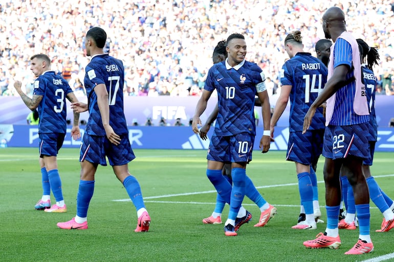 El francés Kylian Mbappé (C) celebra con sus compañeros tras anotar el primer gol de penalti durante el partido de octavos de final de la Copa Mundial de la FIFA 2026 entre Paraguay y Francia, en Filadelfia, EE. UU..