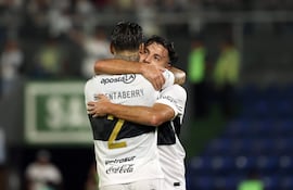 Los jugadores de Olimpia celebran el triunfo sobre Sportivo Trinidense y clasificación a la fase de grupos de la Copa Sudamericana 2026 en el estadio Defensores del Chaco, en Asunción, Paraguay.