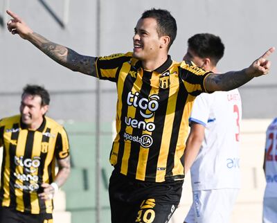 El Aborigen William Gabriel Mendieta (36 años) abrió el marcador esta tarde en La Visera. Atrás se acerca Fernández, autor del segundo, ante el lamento de Alexis Cañete.