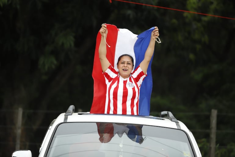 Los fanáticos de la selección paraguaya acudieron a la Albiróga para despedir a los jugadores y el cuerpo técnico.