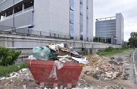 Crisis de la basura continúa: Contenedor de basura ubicado sobre la avenida Stella Maris, barrio Rodríguez de Francia de Asunción, lleva semanas sin vaciarse. La zona se convirtió en un vertedero irregular, al costado de los Edificios de Gobierno. Nenecho y Bello recaudaron US$ 32 millones en tasas para la limpieza urbana en 2025.