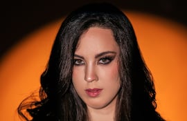 La cantante y compositora paraguaya Giovanna Chantal en una imagen promocional de su álbum "Negro".