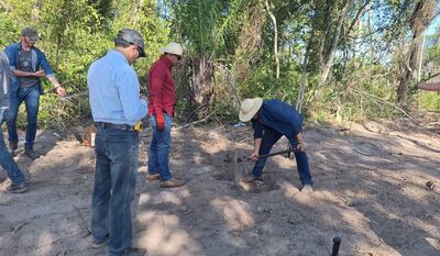 El fiscal Pablo René Zárate (camisa clara) y otros hombres durante la búsqueda de los restos de Félix Urbieta Ramírez en Horqueta.