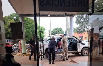 Momento en que los uniformados de la colonia Paso Tuna llegan al estacionamiento del Hospital General de Santa Rosa del Aguaray. El bebé fue dado a luz en la patrullera.