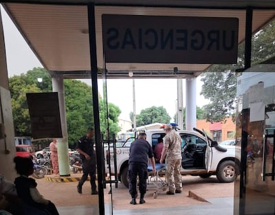 Momento en que los uniformados de la colonia Paso Tuna llegan al estacionamiento del Hospital General de Santa Rosa del Aguaray. El bebé fue dado a luz en la patrullera.