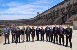 Los directores y consejeros de Itaipú, en la Central Hidroeléctrica, el viernes 15 de diciembre de 2023.