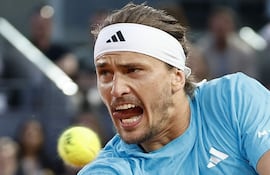 El tenista alemán Alexander Zverev durante su encuentro ante el belga Alexander Blockx en las semifinales masculinas del Abierto de Madrid, disputado este viernes en la Caja Mágica de Madrid. EFE/Sergio Pérez