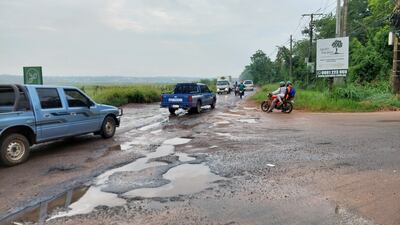 La Ruta Departamental D025, que conecta el aeropuerto de Luque con Mariano Roque Alonso, se encuentra repleta de baches, cráteres y grietas.