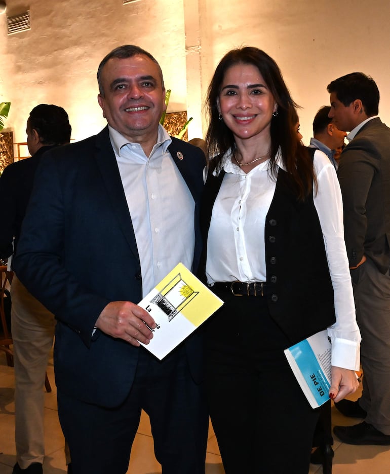 Jorge Mendelzon presenta su libro 'De Pie' en el Centro de Convenciones Mariscal de Asunción