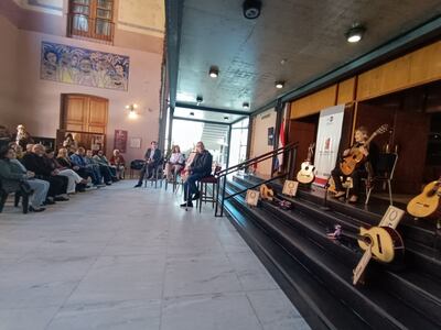 La guitarrista Luz María Bobadilla interpretó un par de guaranias en el acto de presentación de la imagen por los 488 años de la ciudad de Asunción.