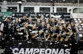 Las Queens festejaron el campeonato en el Apertura de la Liga Femenina de básquetbol, defenestrando a las campeonas del Félix Pérez Cardozo.