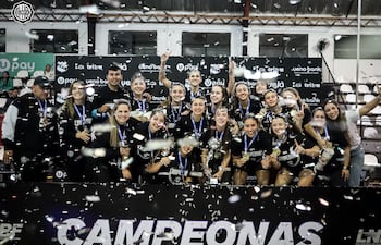 Las Queens festejaron el campeonato en el Apertura de la Liga Femenina de básquetbol, defenestrando a las campeonas del Félix Pérez Cardozo.