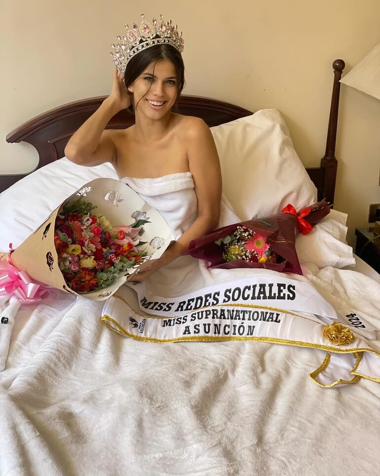 Ingrid Cortessi posando feliz con su corona, sus bandas y ramos florales que recibió tras ganar el título de Miss Supranational Asunción 2024. (Instagram/Ingrid Cortessi)