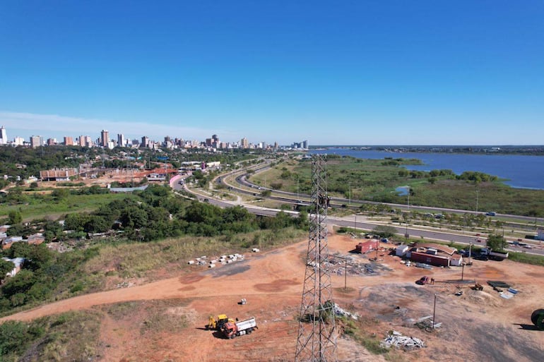 Vista de una obra en construcción con maquinaria pesada en Costanera Norte, Asunción, bajo un clima despejado.