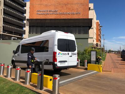 La llegada de la comitiva de Gafilat al Palacio de Justicia, en el km 8 Monday de Ciudad del Este.