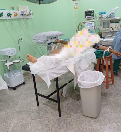 Un paciente "se recupera" tras una cirugía en una camilla en el Instituto de Medicina Tropical.