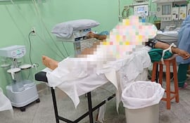 Un paciente "se recupera" tras una cirugía en una camilla en el Instituto de Medicina Tropical.