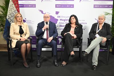 La presidenta de la Sexta Circunscripción de Alto Paraná, Juliana Giménez junto a los ministros de la Corte, César Diésel y Rosa Arroyo Vargas, vicepresidenta de la Fundación Justicia y Género.