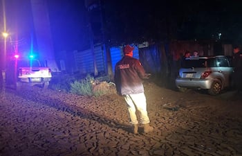 Una mujer escuchó disturbios frente a su casa, salió a reclamar y fue baleada.