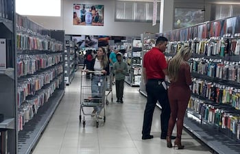 Clientes verifican ofertas en un comercio de Pedro Juan Caballero.