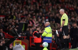 Muy pocas veces, los árbitros mantienen su postura original tras ser llamados por el VAR.