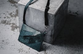 Bolso de la marca Enfin Levé, hecho con "cuero de T-Rex".