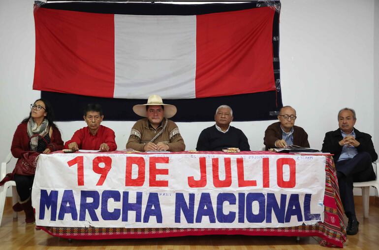 AME3077. LIMA (PERÚ), 14/07/2023.- Líderes sindicales y regionales promotores de las protestas antigubernamentales en Perú ofrecen una rueda de prensa hoy, en Lima (Perú). Los promotores de las protestas antigubernamentales en Perú convocadas para la próxima semana rechazaron este viernes cualquier relación con movimientos terroristas, luego de que una presunta cabecilla del último reducto de la banda Sendero Luminoso apoyara las manifestaciones. "Aquí no hay ningún terrorista", aseguró a los medios el representante de la Asamblea Nacional de los Pueblos (ANP), Jorge Pizarro. EFE/ Paolo Aguilar