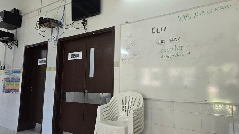 No hay losartán, atorvastatina, está escrito en una pizarra de la USF Miraflores, en San Lorenzo.