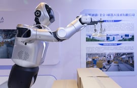 Un robot se prepara para mover una caja durante una demostración en la Feria Internacional de Comercio de Servicios de China (CIFTIS) en Pekín, China, el 9 de septiembre de 2026.